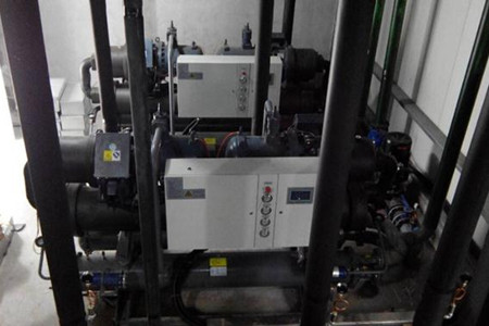 為什么水冷螺桿式冷水機組中會有污垢沉積？