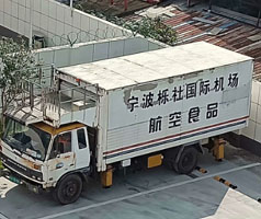 公司售服對機(jī)場中央廚房系統(tǒng)冷卻用冷水機(jī)進(jìn)行回訪，發(fā)現(xiàn)風(fēng)險(xiǎn)，解決問題